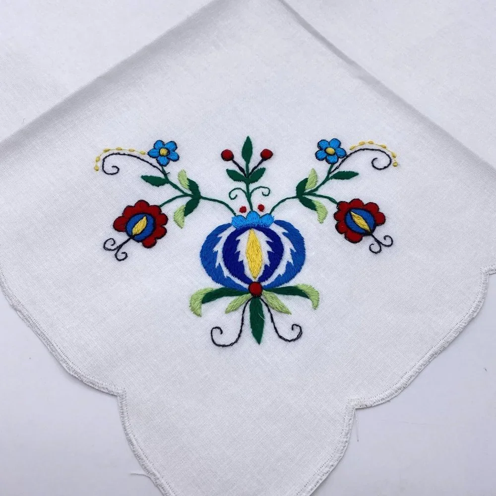 Square hand embroidered floral‎ doilies scalloped linen napkins table placement